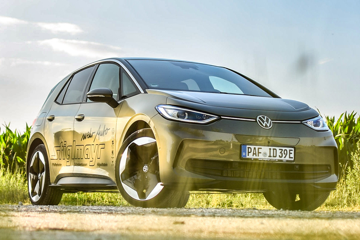 VW ID.3 vor Maisfeld