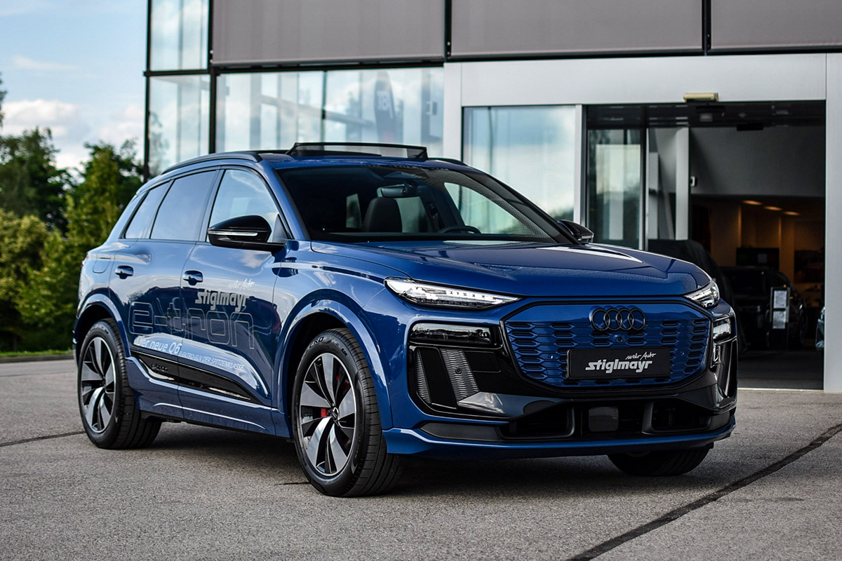 Audi Q6 e-tron vor dem Audi Betrieb