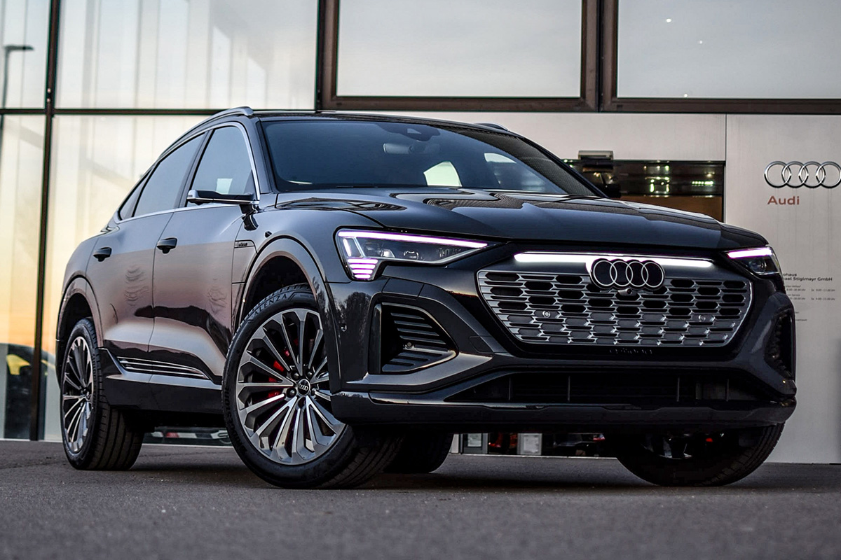 Audi Q8 e-tron in schwarz vor dem Audi Betrieb in Pfaffenhofen