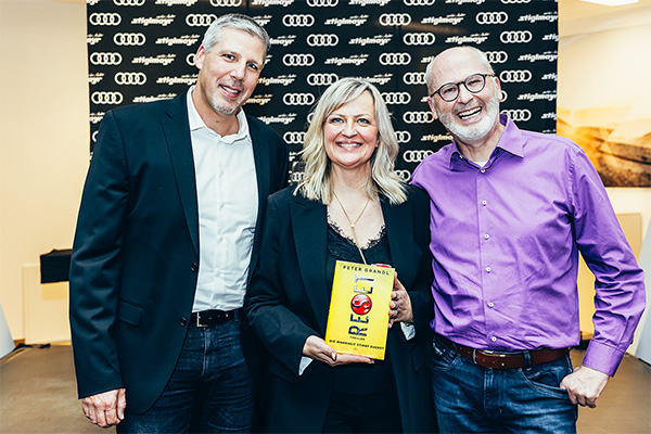 Das Bild zeigt den Autor Peter Grandl, Marketingleiterin Martina Staud und den Geschäftsführer Michael Stiglmayr.