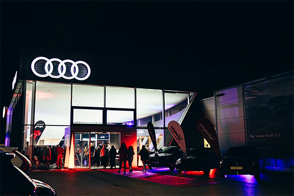 Unser Audi Terminal in Pfaffenheofen beleuchtet bei Nacht.