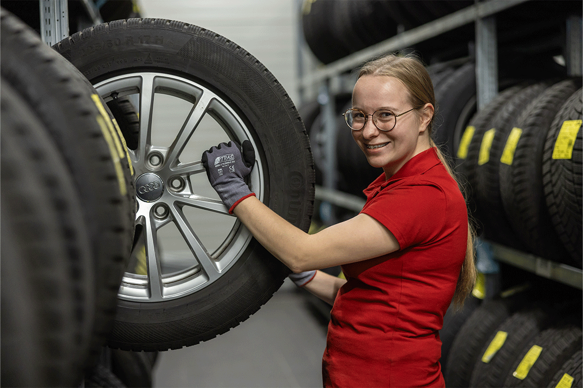 Werkstattmitarbeiter beim Reifenwechsel