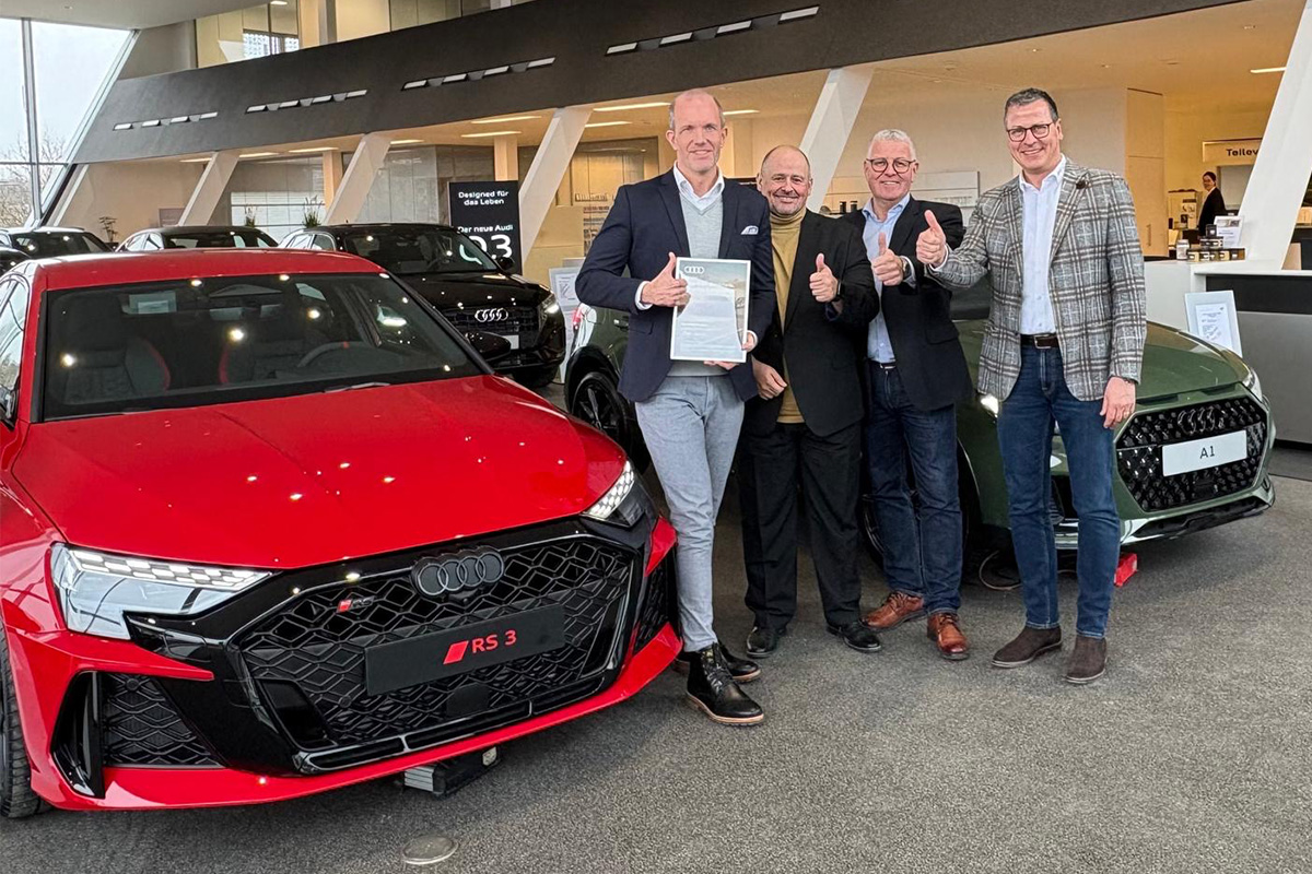 Michael Karmann mit Urkunden neben Thorsten Lamer, Rolf Ertl und Thomas Maucher