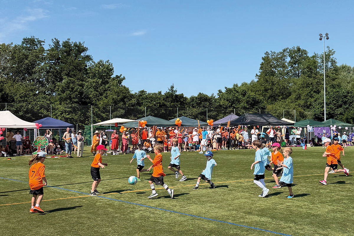 Kinder spielen Fußball
