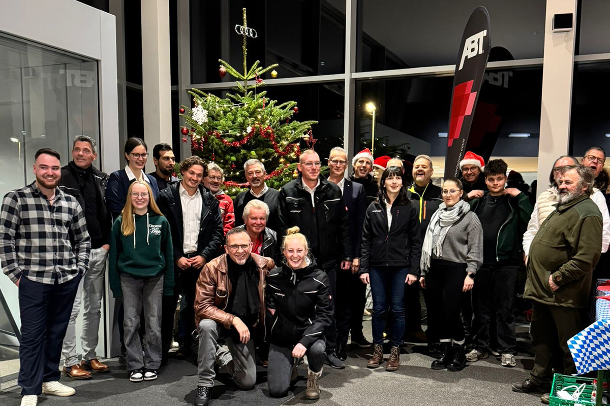 Autohaus Team beim Weihnachtsbaum schmücken