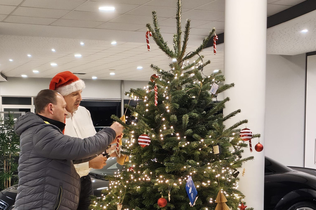Autohaus Team beim Weihnachtsbaum schmücken