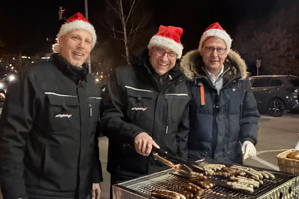 Autohaus Team beim Weihnachtsbaum schmücken