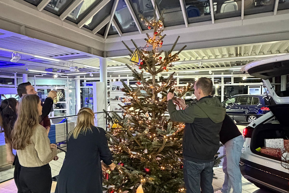 Autohaus Team beim Weihnachtsbaum schmücken