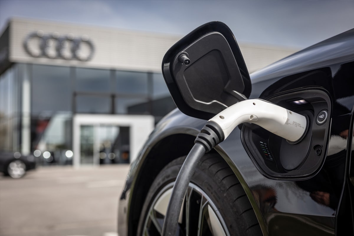 Bild zeigt einen Elektroauto Audi vor unserem Audi Terminal welches geladen wird.