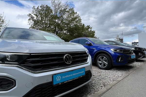 Blick auf Volkswagen Modelle im Gebrauchtwagenpark.