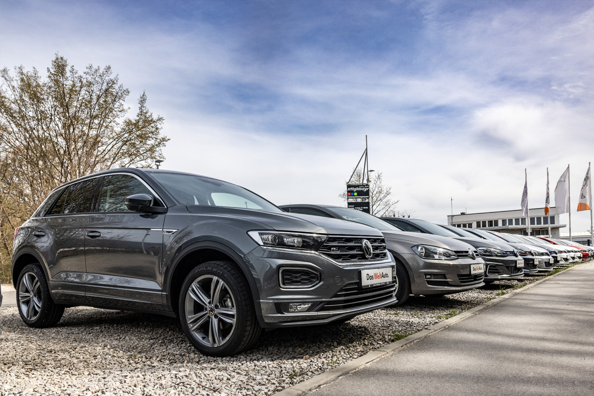 Blick auf Volkswagen Modelle im Gebrauchtwagenpark 