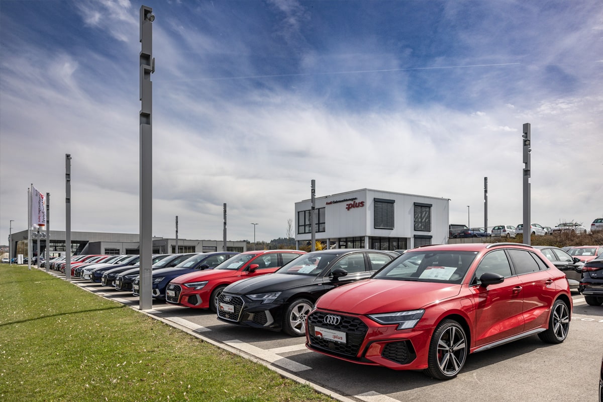 Blick auf Audi Modelle vor dem Gebrauchtwagen plus Cube am Audi Terminal.