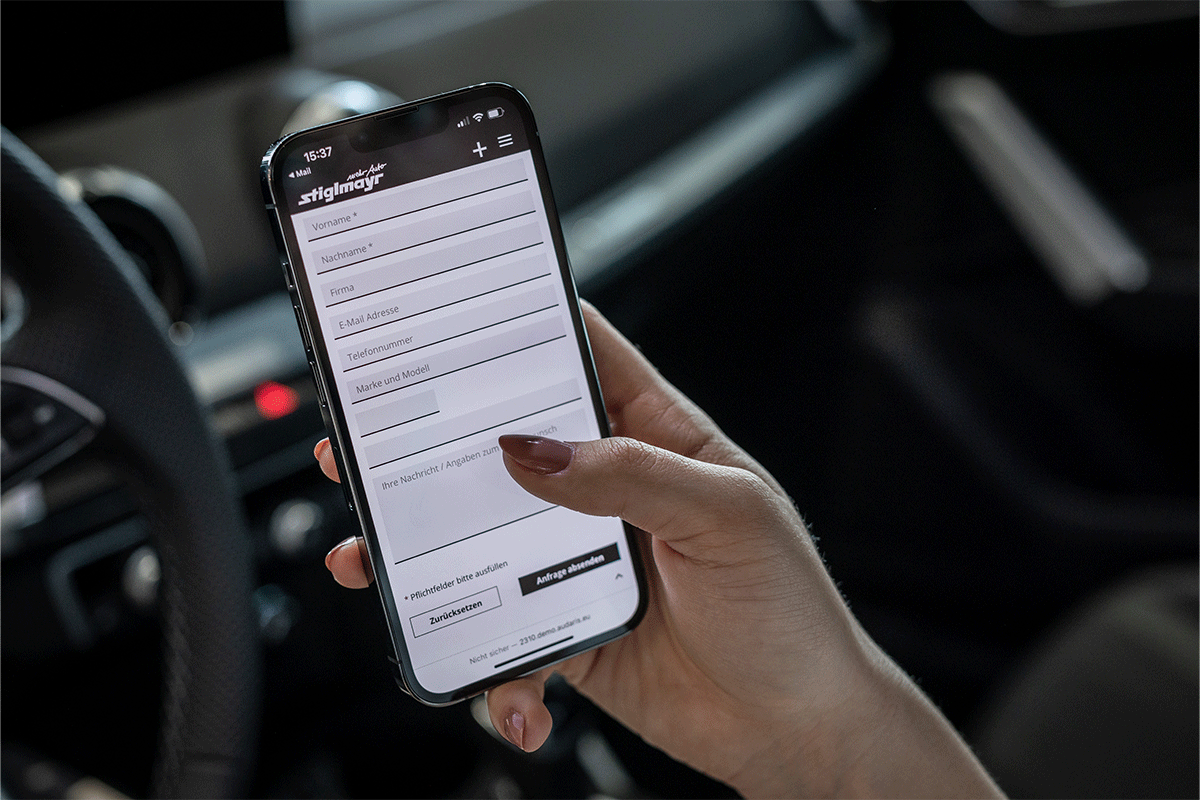 Hand einer Frau mit Handy darin