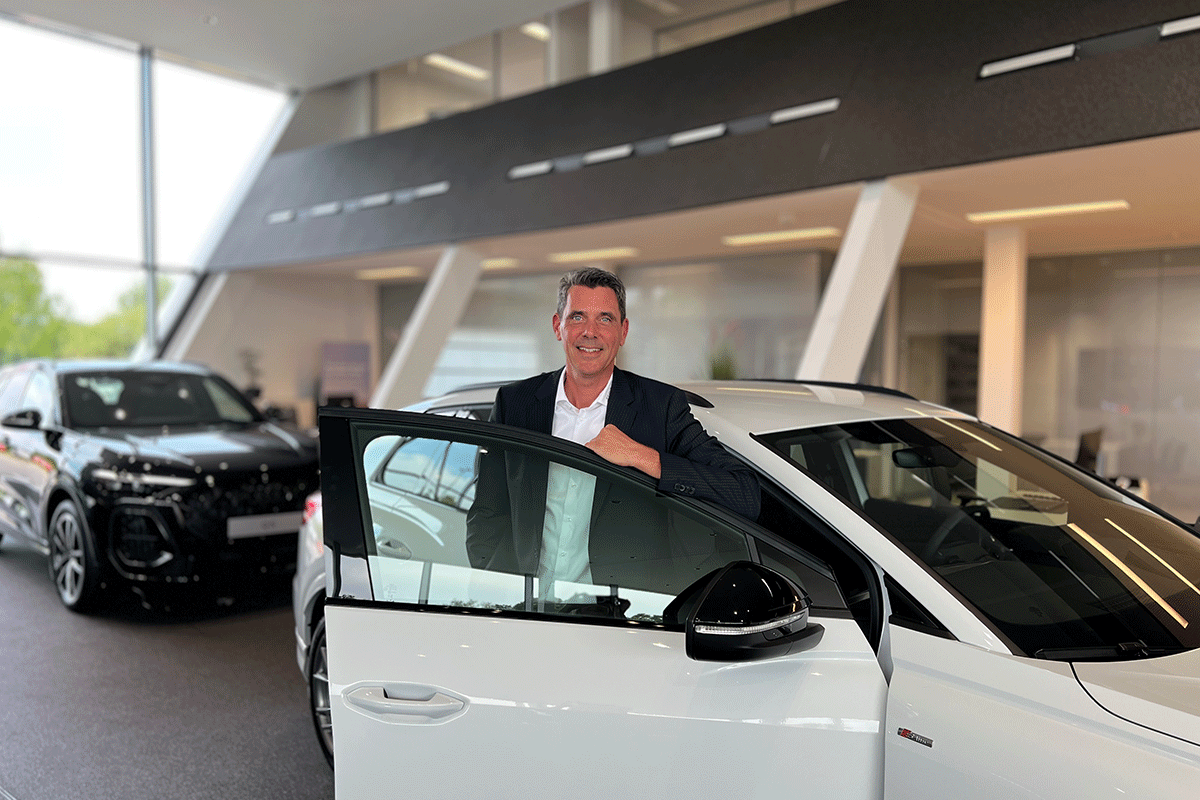Großkundenverkäufer Martin Grandl steht im Verkaufsraum an einem Audi