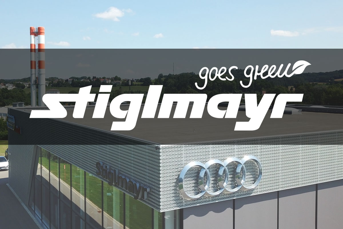 Bild zeigt das Logo Stiglmayr goes green, im Hintergrund sind die Pfaffenhofener Heizkraftwerk am Audi Terminal.