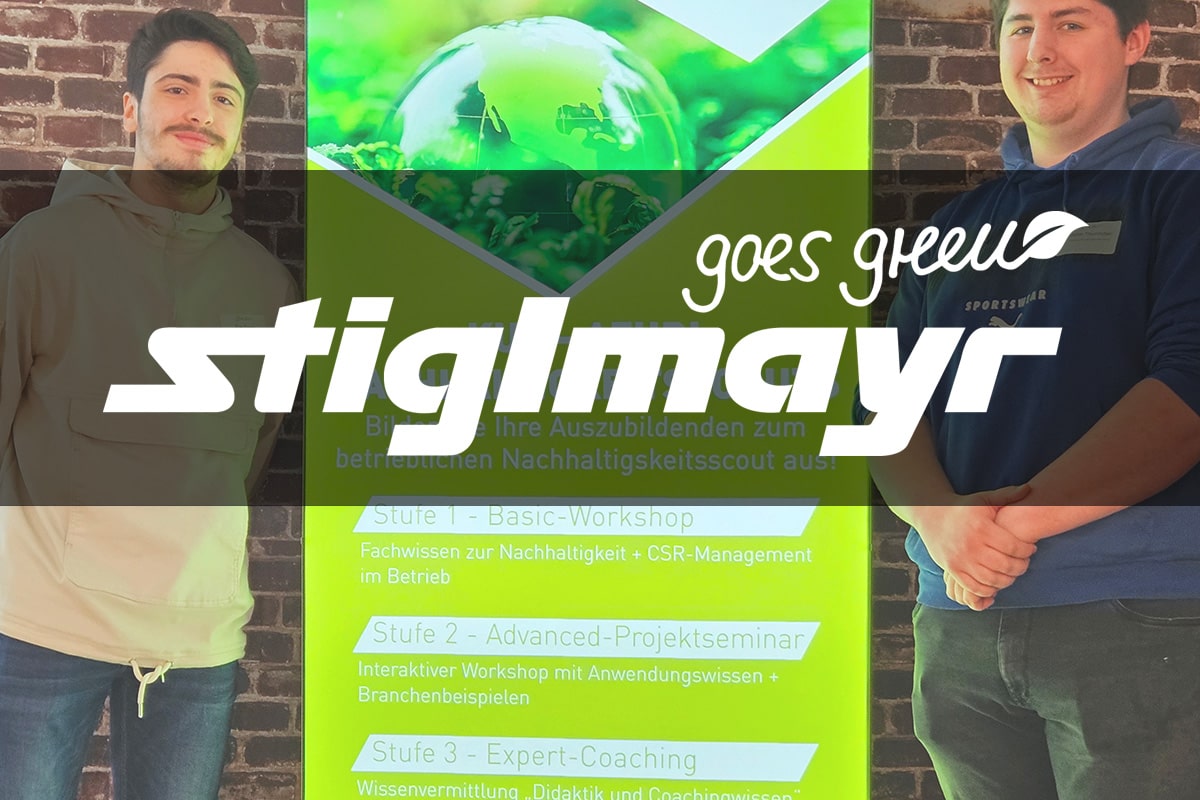 Bild zeigt das Logo Stiglmayr goes Green mit zwei Mitarbeiter beim Projekt Nachhaltigkeitsscouts im Hintergrund.