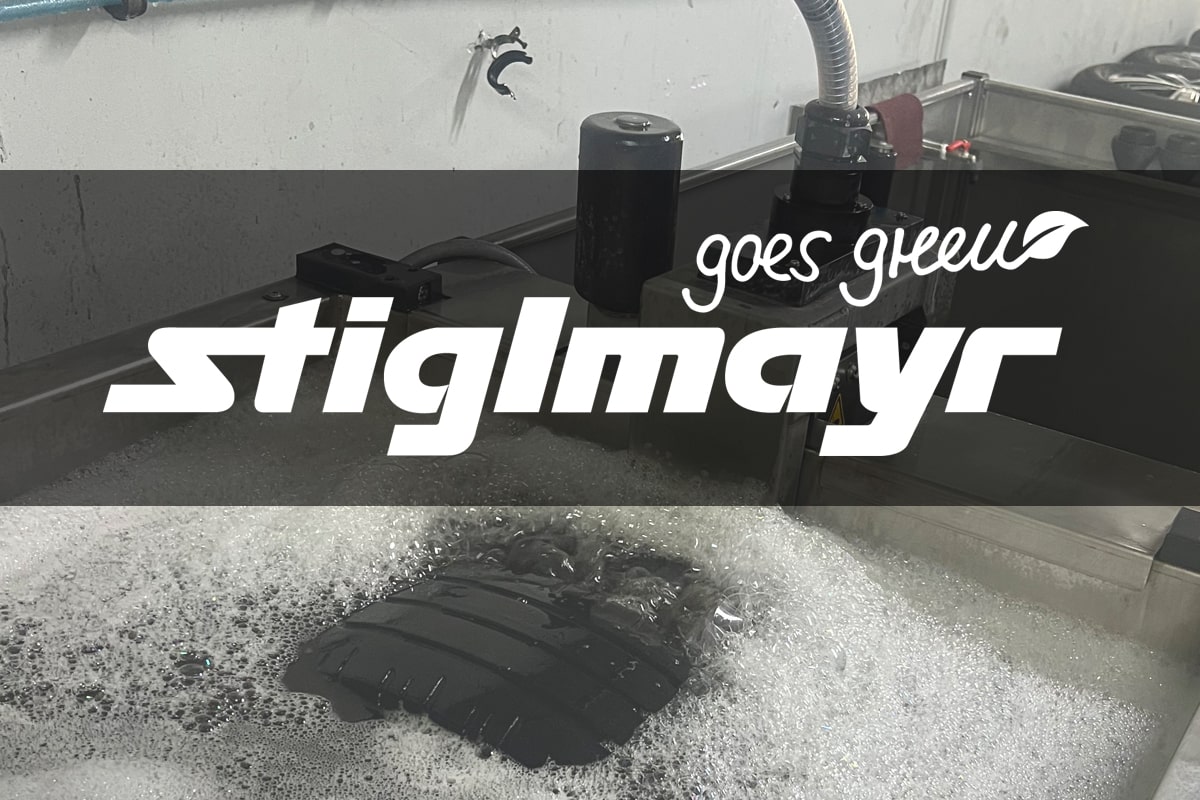 Bild zeigt das Logo Stiglmayr goes green mit der Stiglmayr Reifenwaesche im Hintergrund..