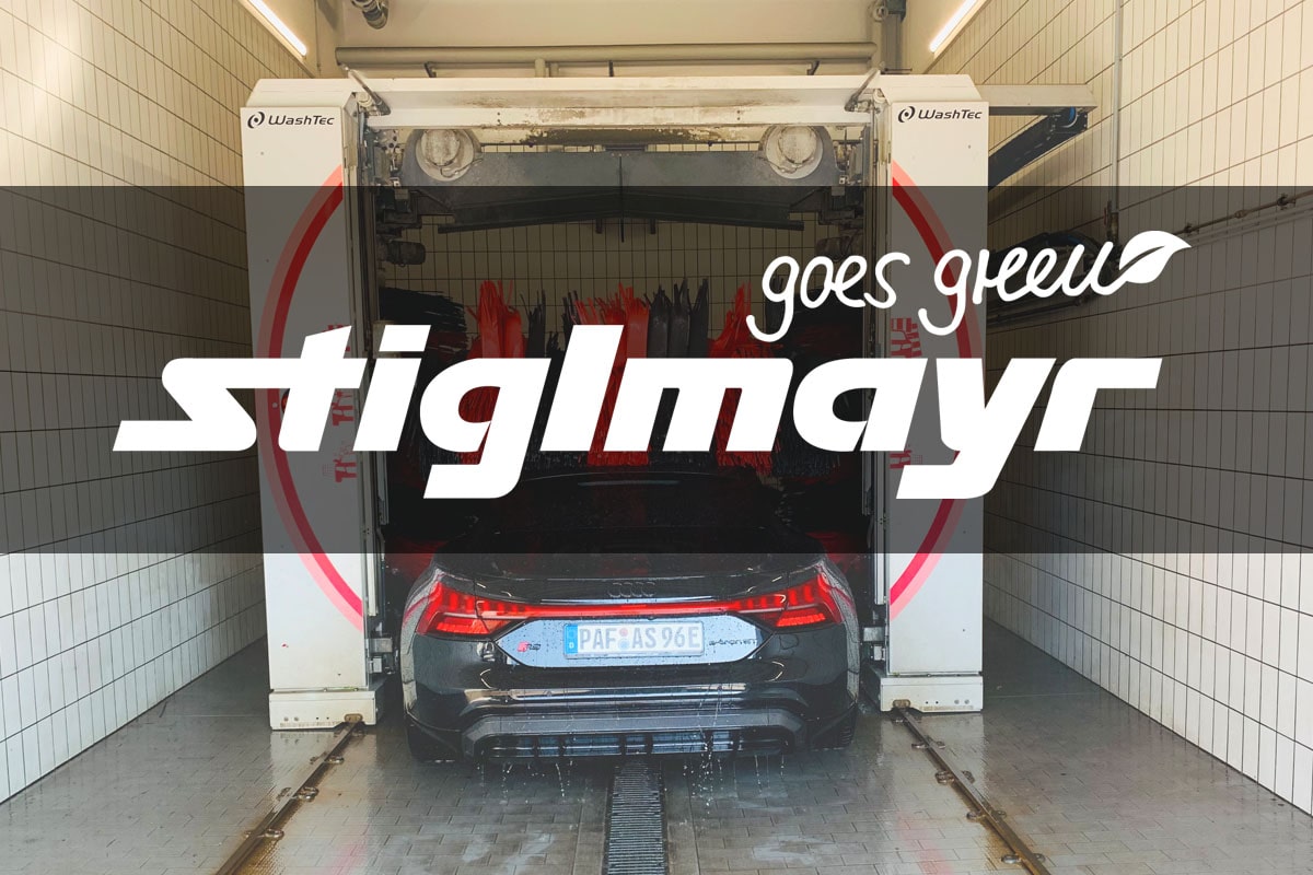 Bild zeigt das Logo Stiglmayr goes green. Im Hintergrund steht ein Audi in der Waschanlage des Audi Terminals.
