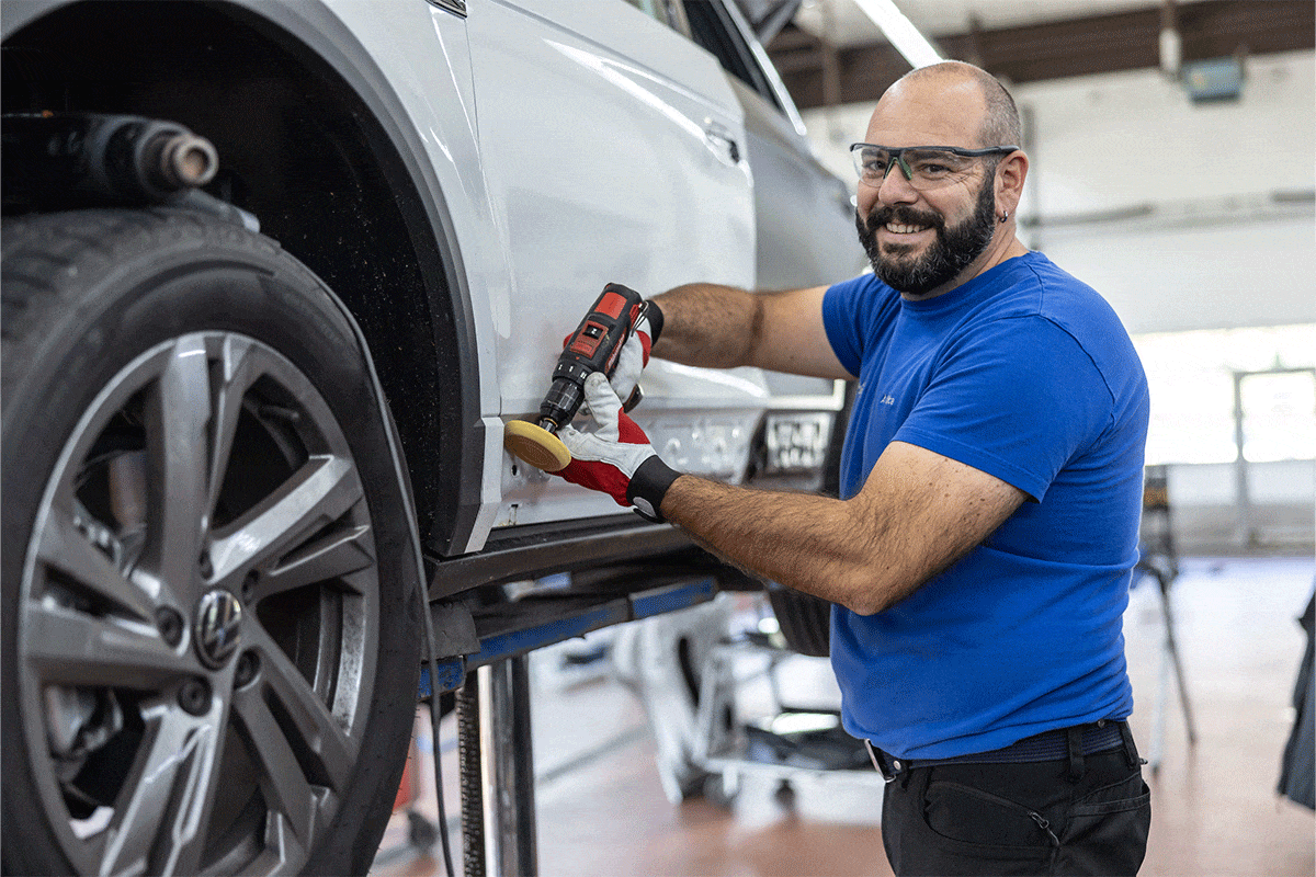 Mitarbeiter beim Samrt Rapair Auto in der Werkstatt.