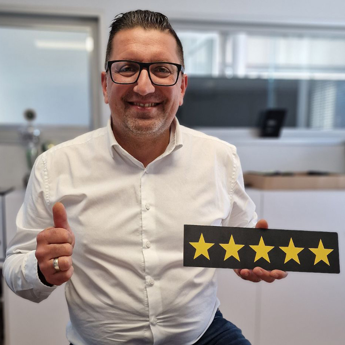 Serviceleiter Schrobenhausener Betrieb Calogero La Russa mit 5 Sterne Schild in der Hand