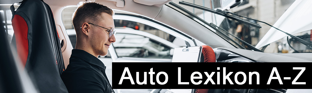 Werkstattmitarbeiter sitzt mit Diagnose Computer in einem Auto