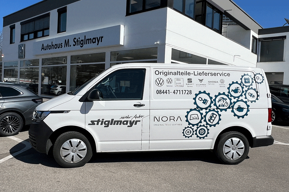 Volkswagen Fahrzeug mit der Nora Beschriftung steht vor dem Volkswagen Betrieb in Pfaffenhofen.