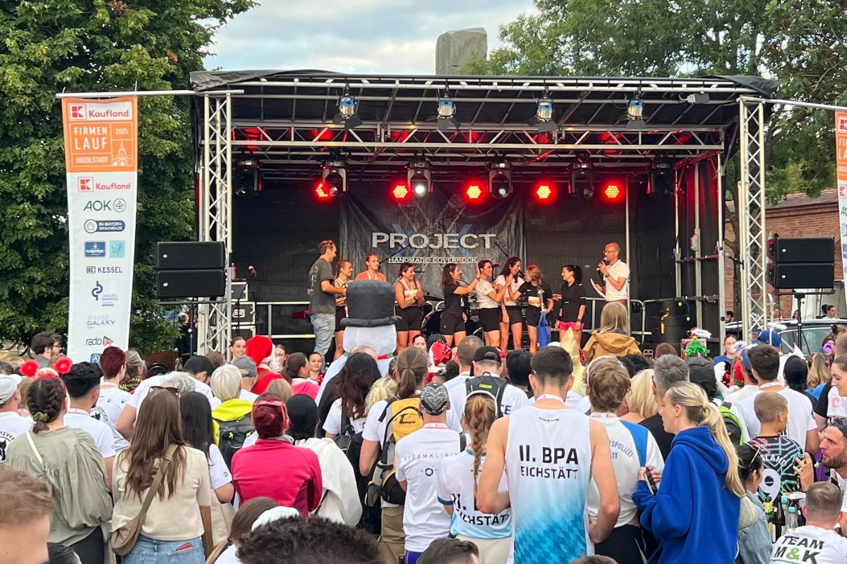 Die Band Project X vor einem Publikum.